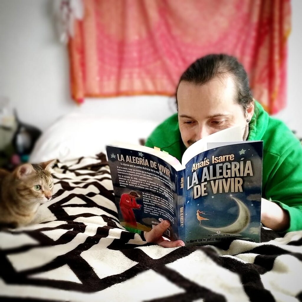 "Sientes el alma de la autora acompañándote" Arturo comparte cómo el libro de Anaís Isarre le ayudó a salir de la monotonía.
