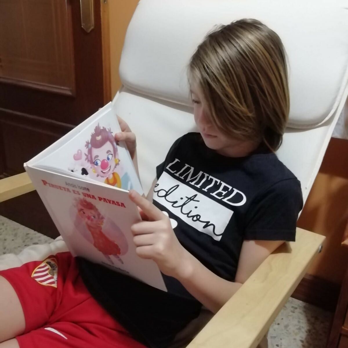 Adolescente disfrutando del cuento Pirueta es una Payasa