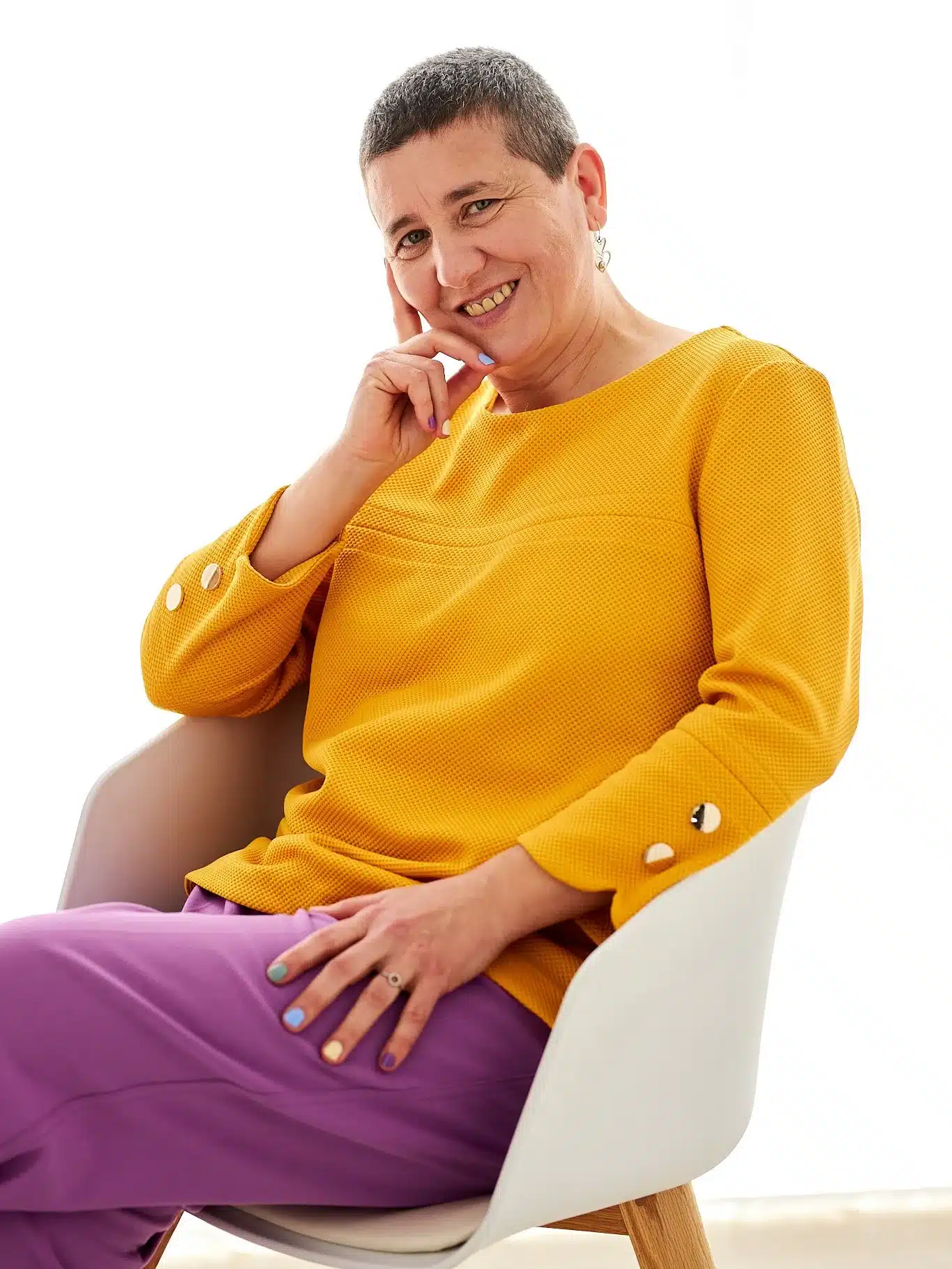 Mentorías de Desarrollo Personal - Anaís Isarre Anaís Isarre sentada en una silla y mirando a cámara sonriente. Mentora de Alegría de Vivir.