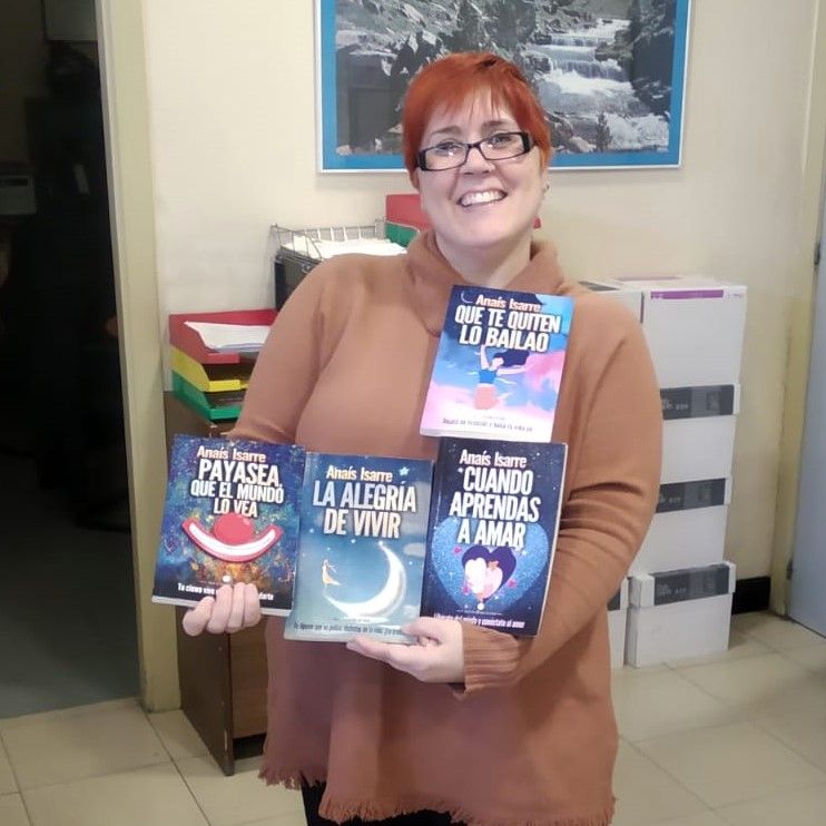El primer paso hacia tu nueva vida. Lectora feliz con el entrenamiento de desarrollo personal de Anaís Isarre.