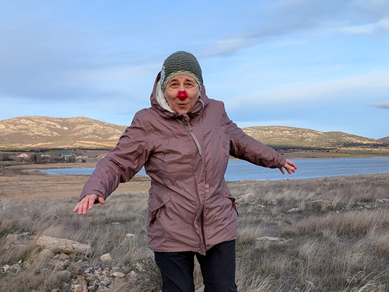 La payasa Pirueta con cara de frío frente a la Laguna de Gallocanta durante la excursión de febrero.