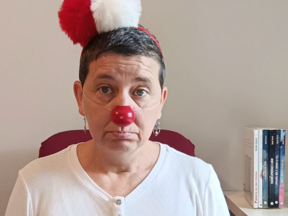 Pirueta, la payasa interior de Anaís Isarre con su nariz de clown y pompones rojo y blancs, mirando a la cámara haciendo pucheritos.