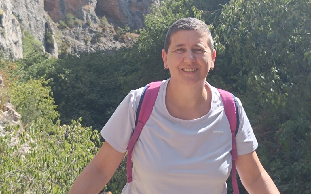 Anaís Isarre sonriendo con mochila en la ruta de las Pasarelas de Alquézar.