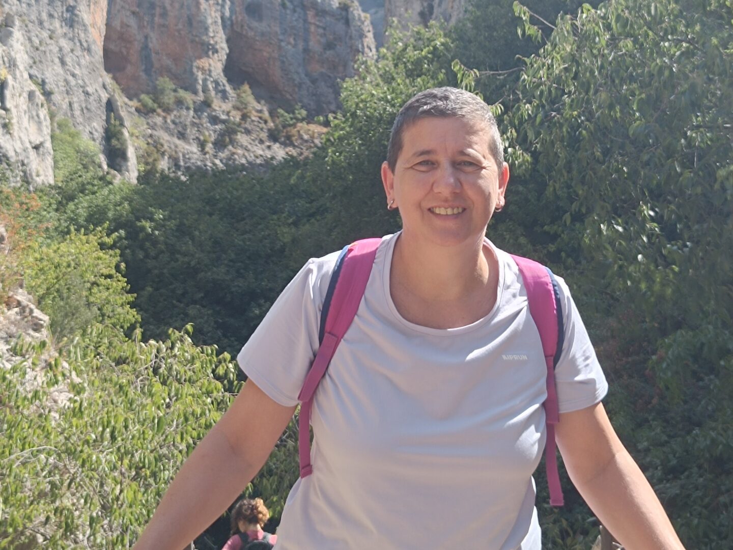 Anaís Isarre sonriendo con mochila en la ruta de las Pasarelas de Alquézar.