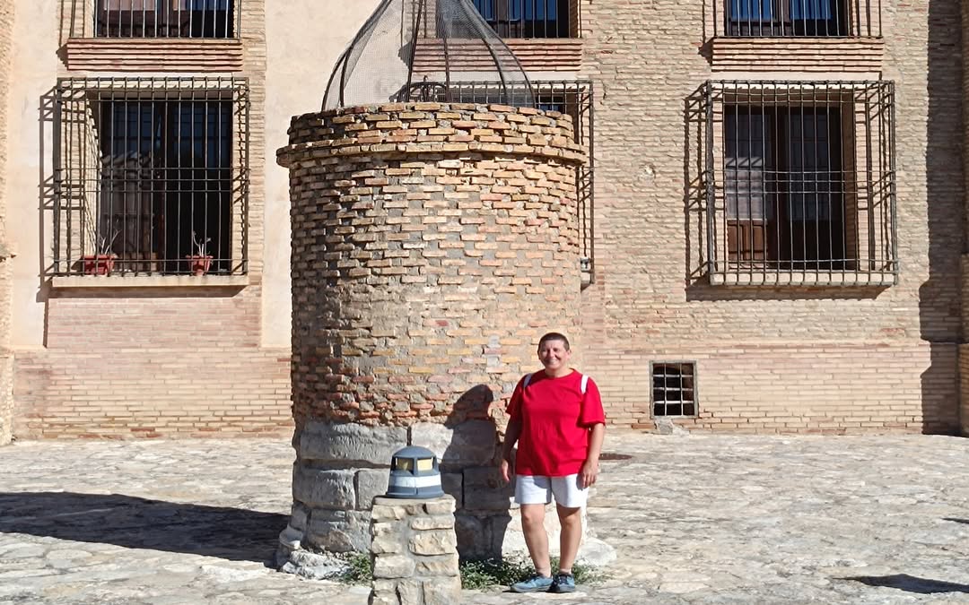Anaís Isarre delante del Santuario de la Virgen de magallón en Leciñena.